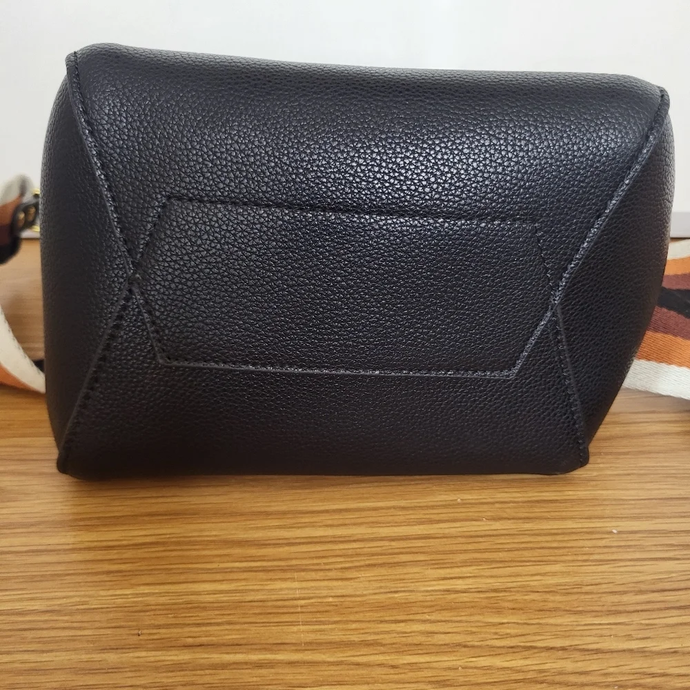 BOSTANTEN Black Leather Bucket Bag with Striped Crossbody Strap